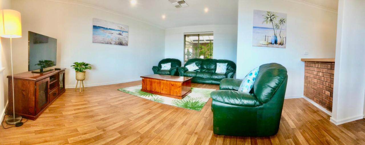 Beach House Opposite Ocean 4 Bed 2 Bathroom With Pool Geraldton Exterior photo