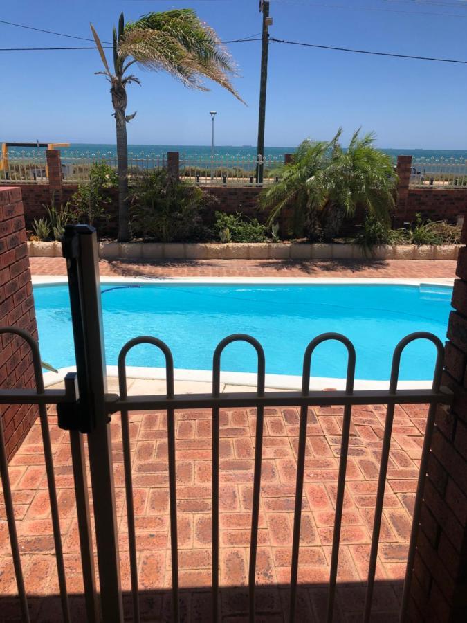 Beach House Opposite Ocean 4 Bed 2 Bathroom With Pool Geraldton Exterior photo