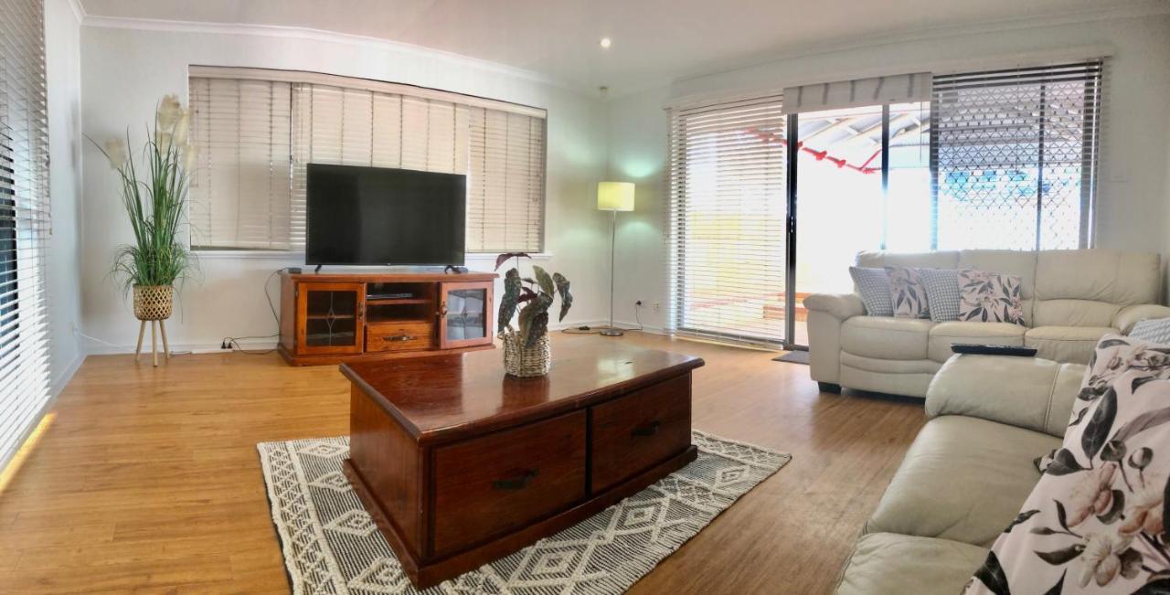 Beach House Opposite Ocean 4 Bed 2 Bathroom With Pool Geraldton Exterior photo