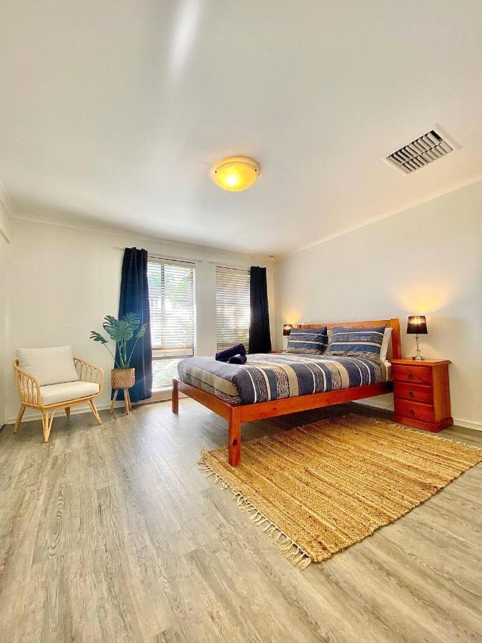 Beach House Opposite Ocean 4 Bed 2 Bathroom With Pool Geraldton Exterior photo